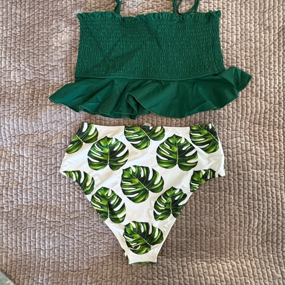 Cupshe - Green Monstera Print Ruffle Bikini -szXL - Picture 4 of 7